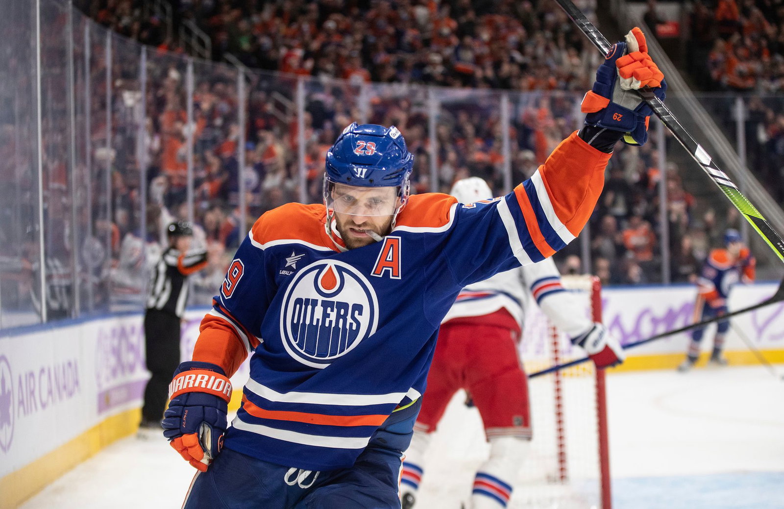 Leon Draisaitl kommt mit seinen Edmonton Oilers 2027 nach Köln. (Archivbild)