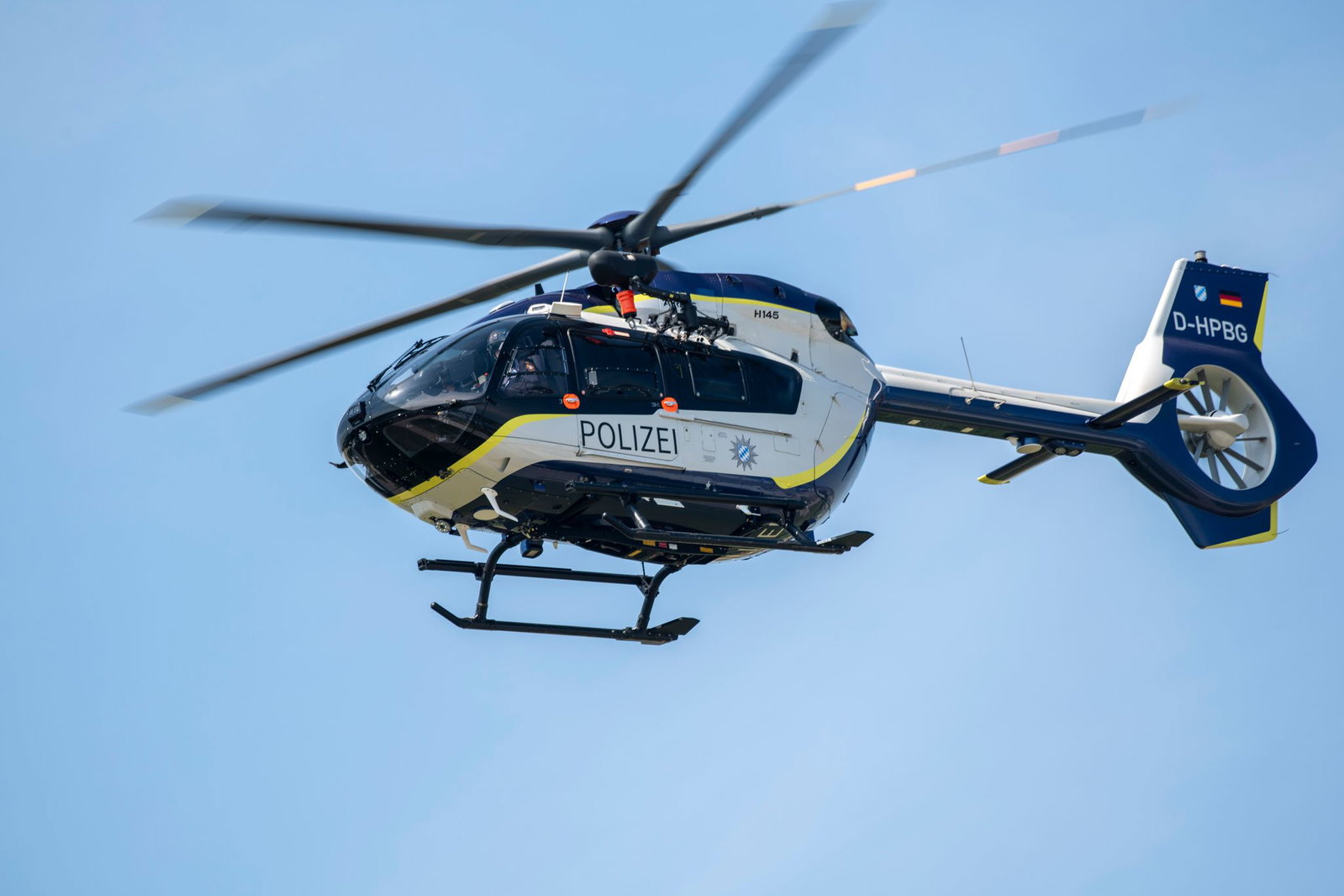 Per Hubschrauber wurde der tote 22-Jährige geborgen. (Symbolbild)