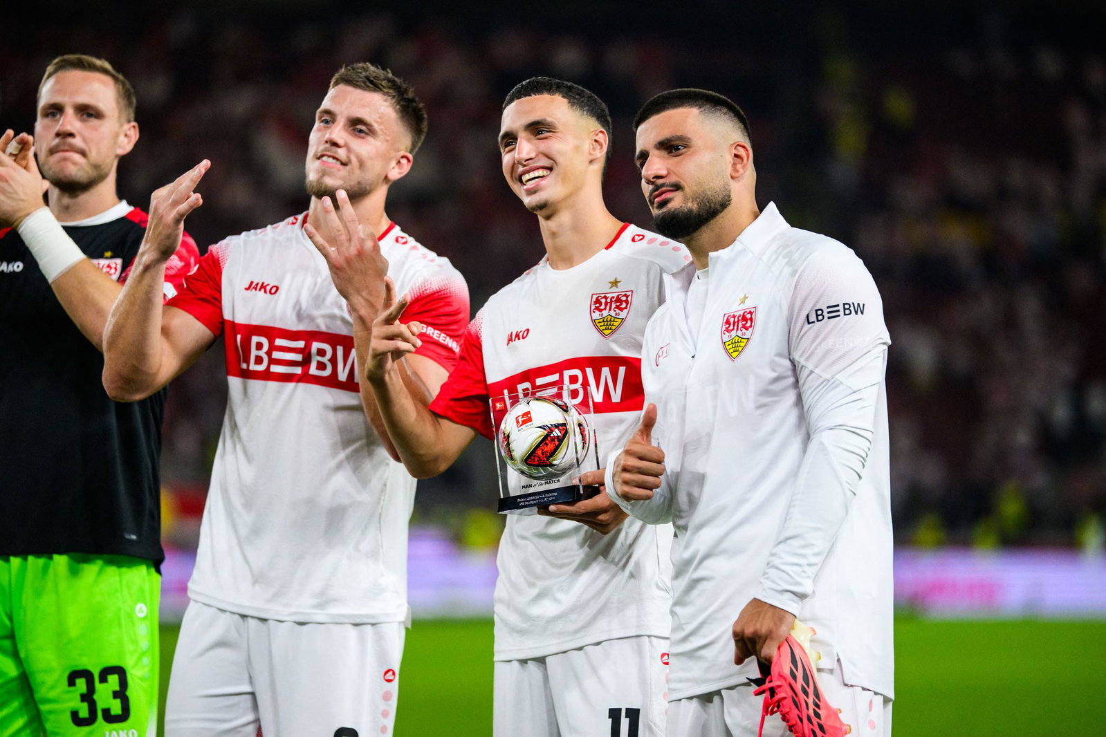 Deniz Undav (r) freut sich mit seinen Teamkollegen Bilal El Khannouss (m) und Ermedin Demirovic (l) über den Sieg des VfB.