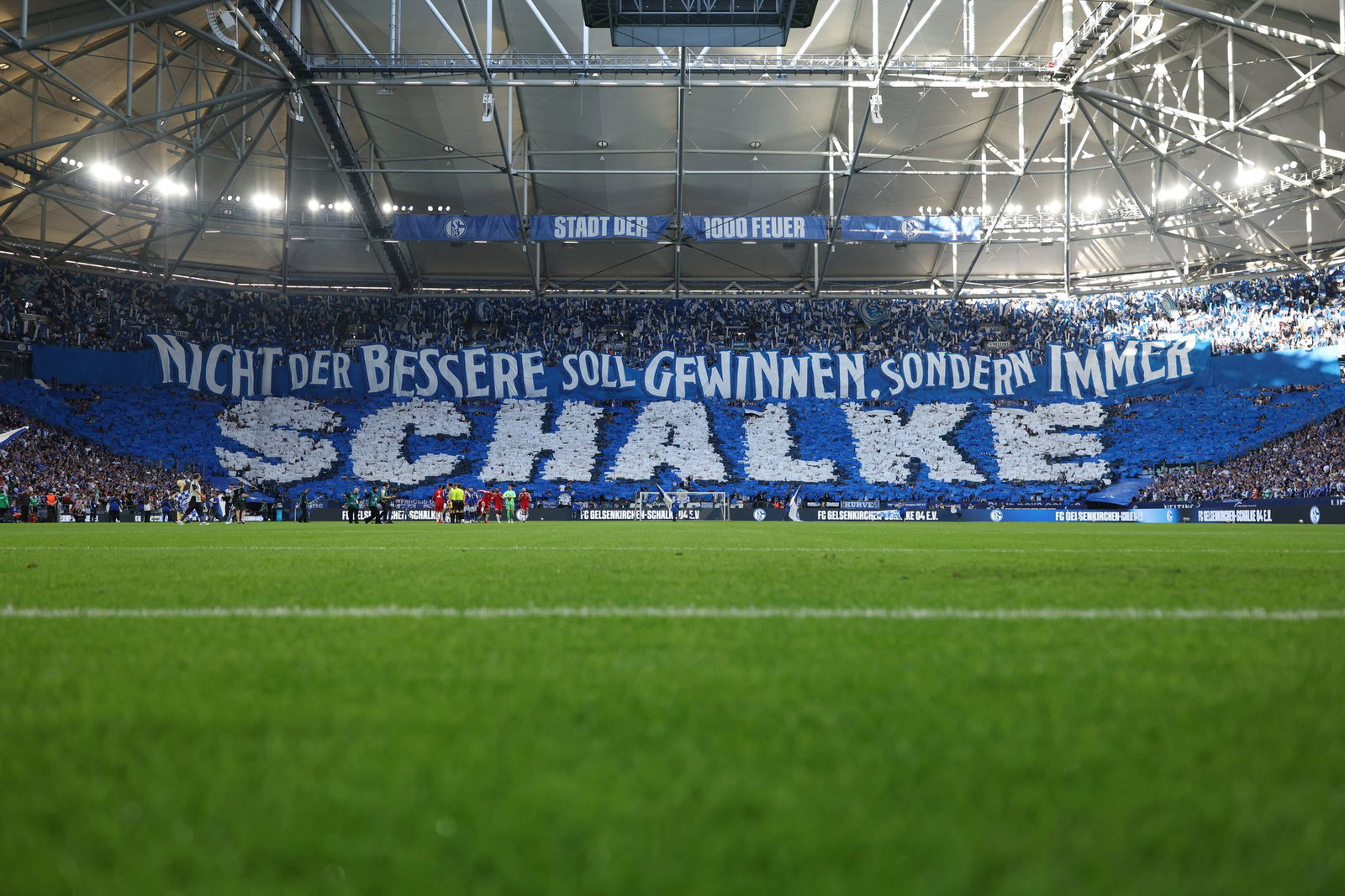 Die Schalker Anhänger feierten das erste Heimspiel nach der Rückkehr ins Fußball-Oberhaus mit einer großen Choreographie.