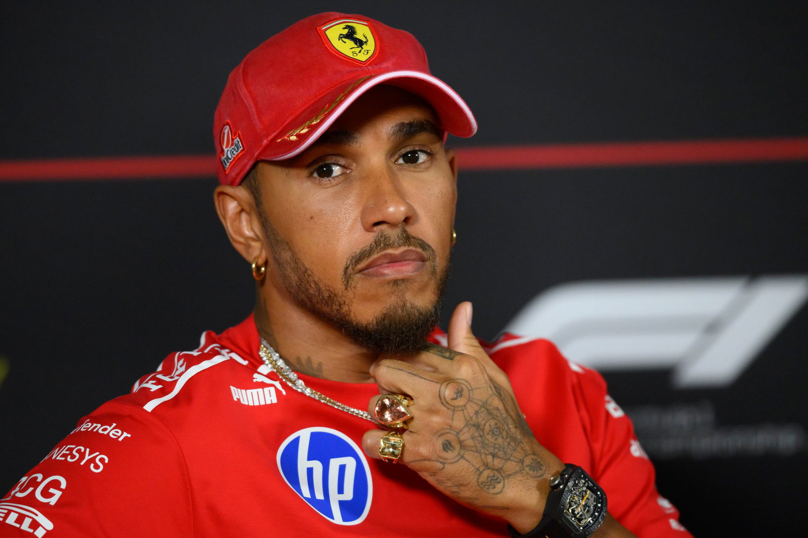 Lewis Hamilton spürt den Druck.