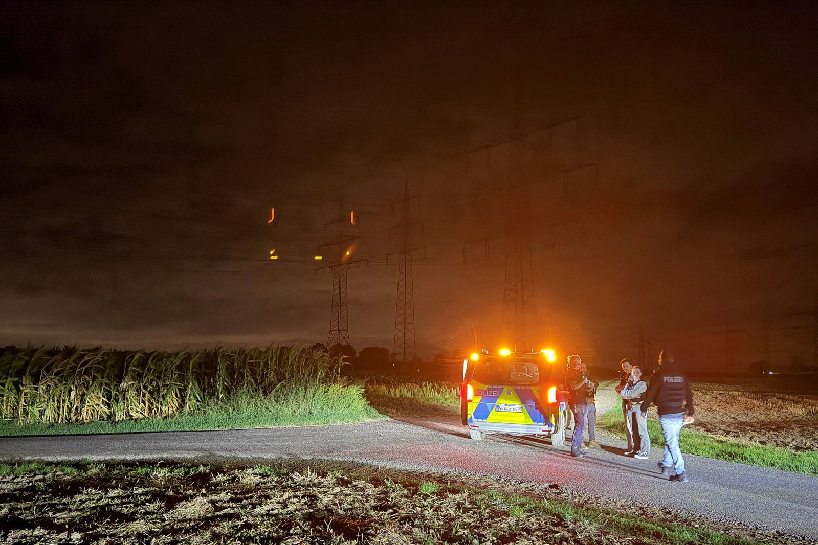 Polizei prüft verdächtigen Gegenstand an Umspannwerk.