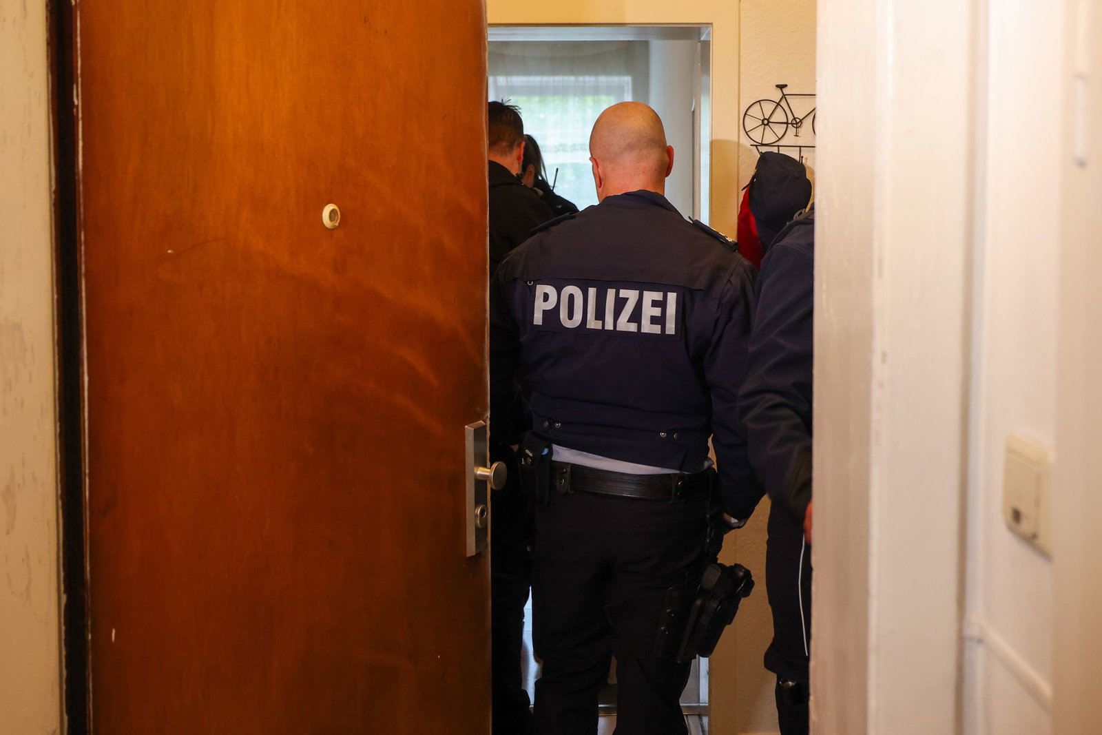 Sozialleistungsmissbrauch findet immer wieder in sogenannten Schrottimmobilien statt - hier eine Razzia in Hagen im September 2025. (Archivfoto)