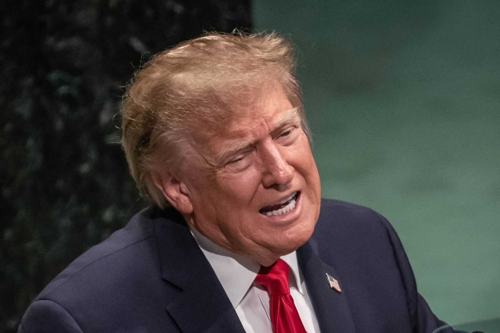 Trump verkündet die erste Zusammenkunft für Gespräche zwischen den USA und dem Iran seit Monaten. 