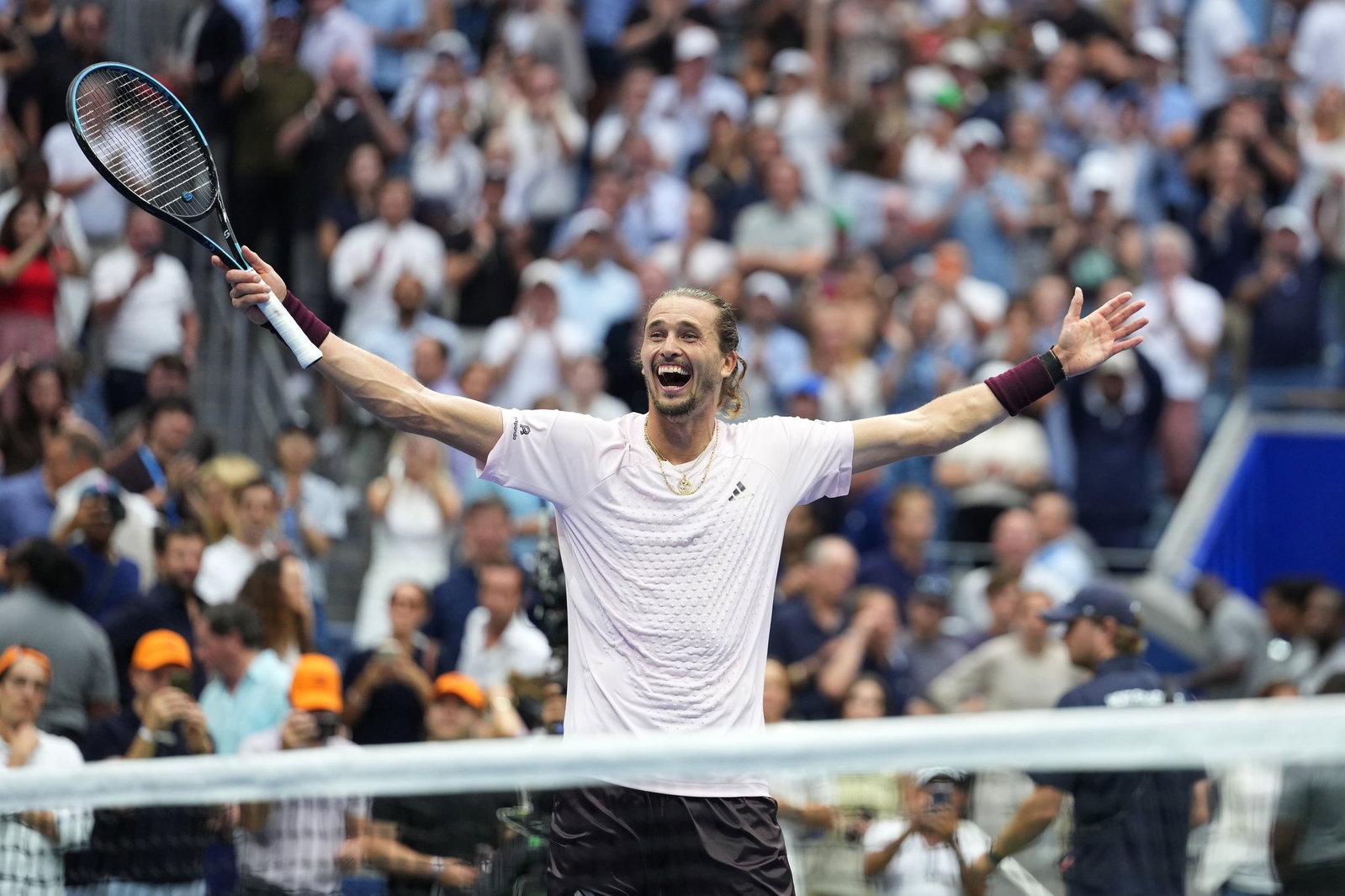 Alexander Zverev realisiert seinen Triumph erst mit Verzögerung.