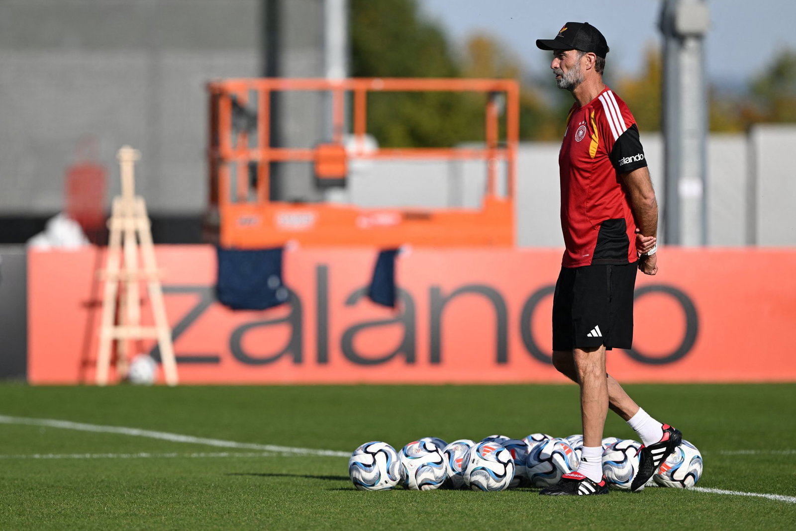 Jürgen Klopp schaut beim Training der Nationalmannschaft genau hin. 