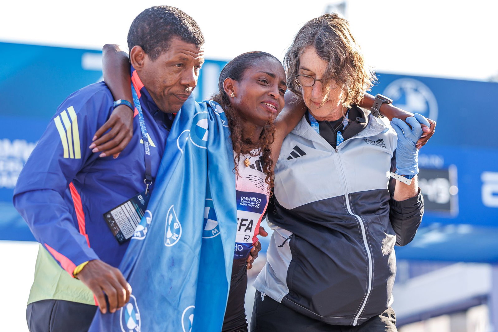 Von Lauf-Legende und ihrem Coach Haile Gebrselassie (l) musste Assefa im Ziel gestützt werden.