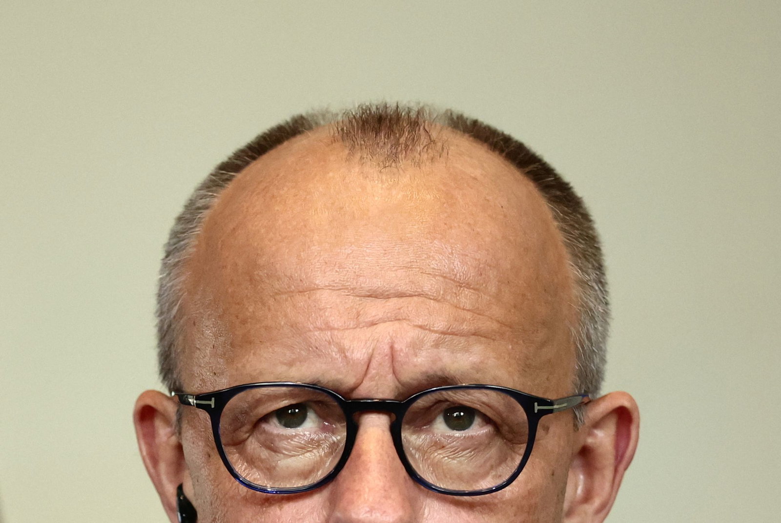 Kanzler Merz blickt in eine ungewisse Zukunft.
