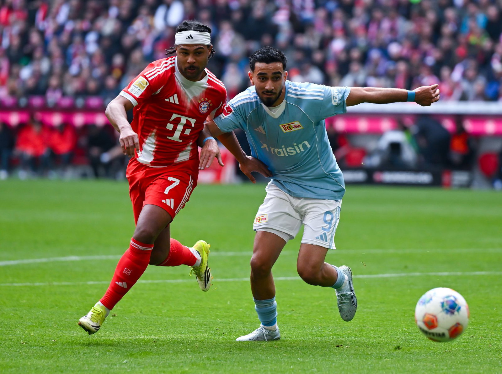 Serge Gnabry (l) könnte sein Comeback geben. (Archivbild)