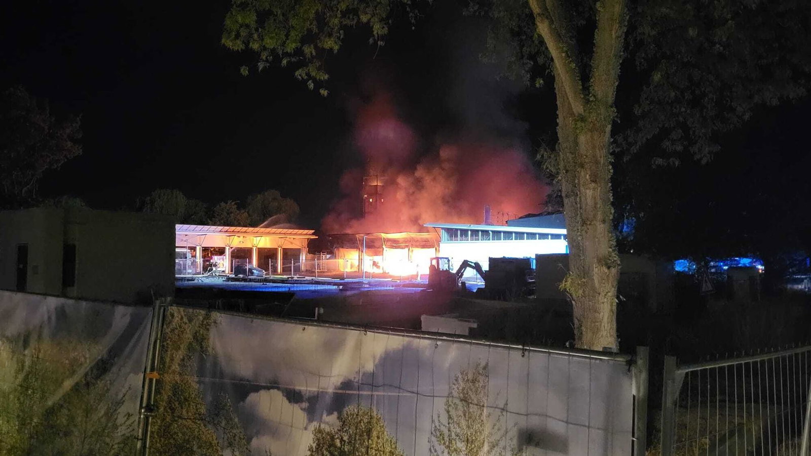 Durch einen nächtlichen Brand ist die Fahrzeughalle der Freiwilligen Feuerwehr in Offenbach an der Queich ausgebrannt. (Foto Handout)  