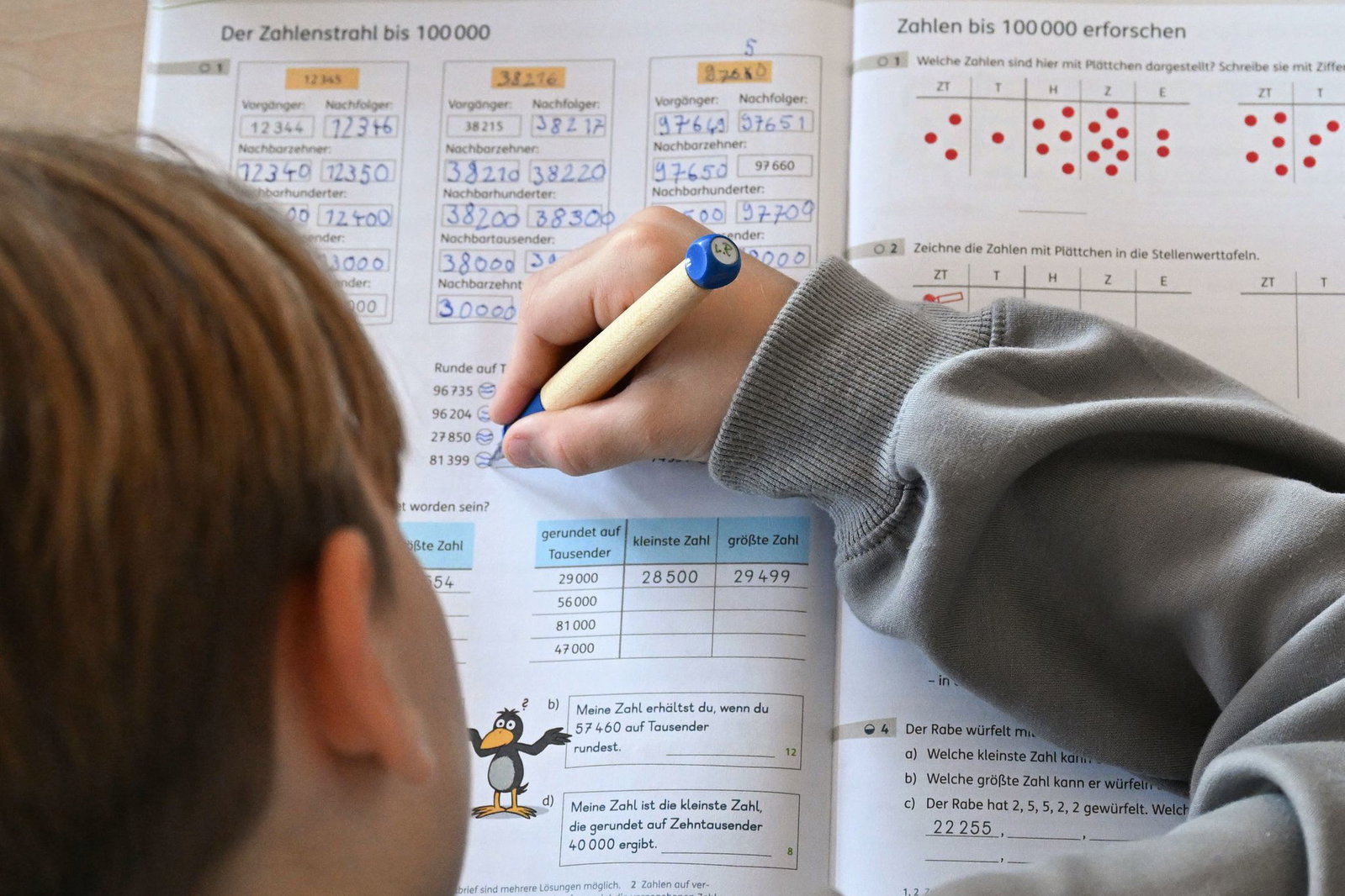 Bei Basiskompetenzen wie Lesen, Rechnen und Schreiben zeigten andere Studien zuletzt immer größere Defizite. (Archivbild)