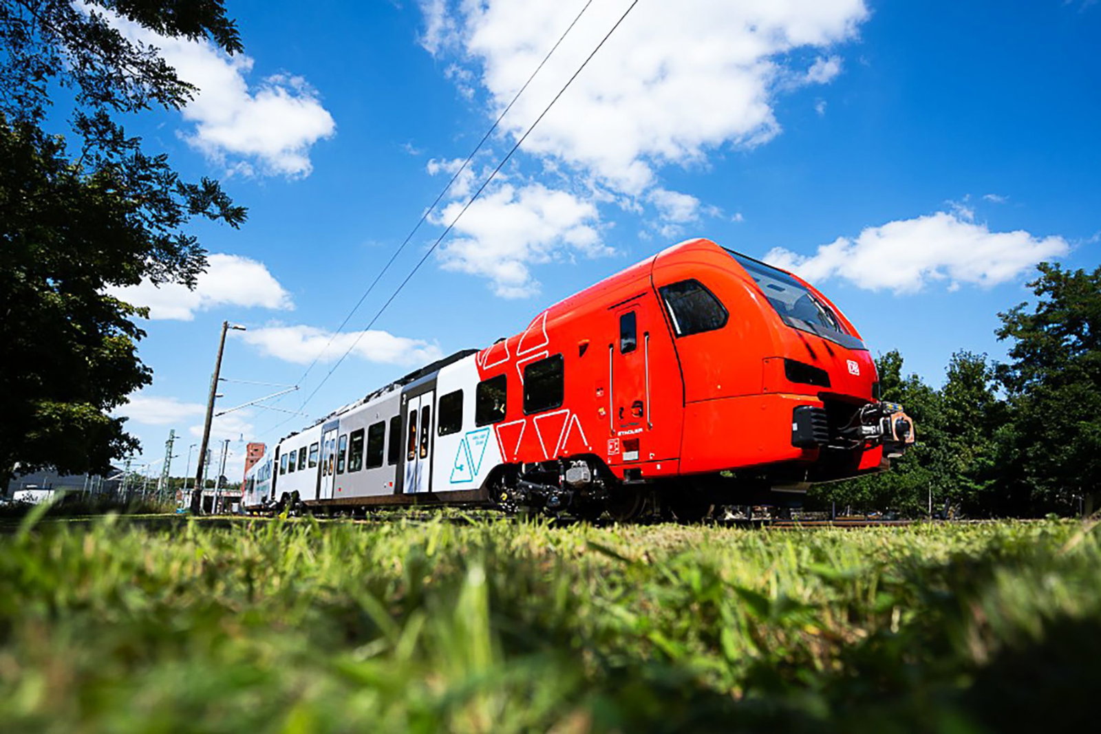 Sie laden ihre Akkus an sogenannten Oberleitungsinseln auf und können und auf nicht elektrifizierten Abschnitten mit dem Akku unterwegs sein: die neuen Triebwagen für das Pfalznetz.