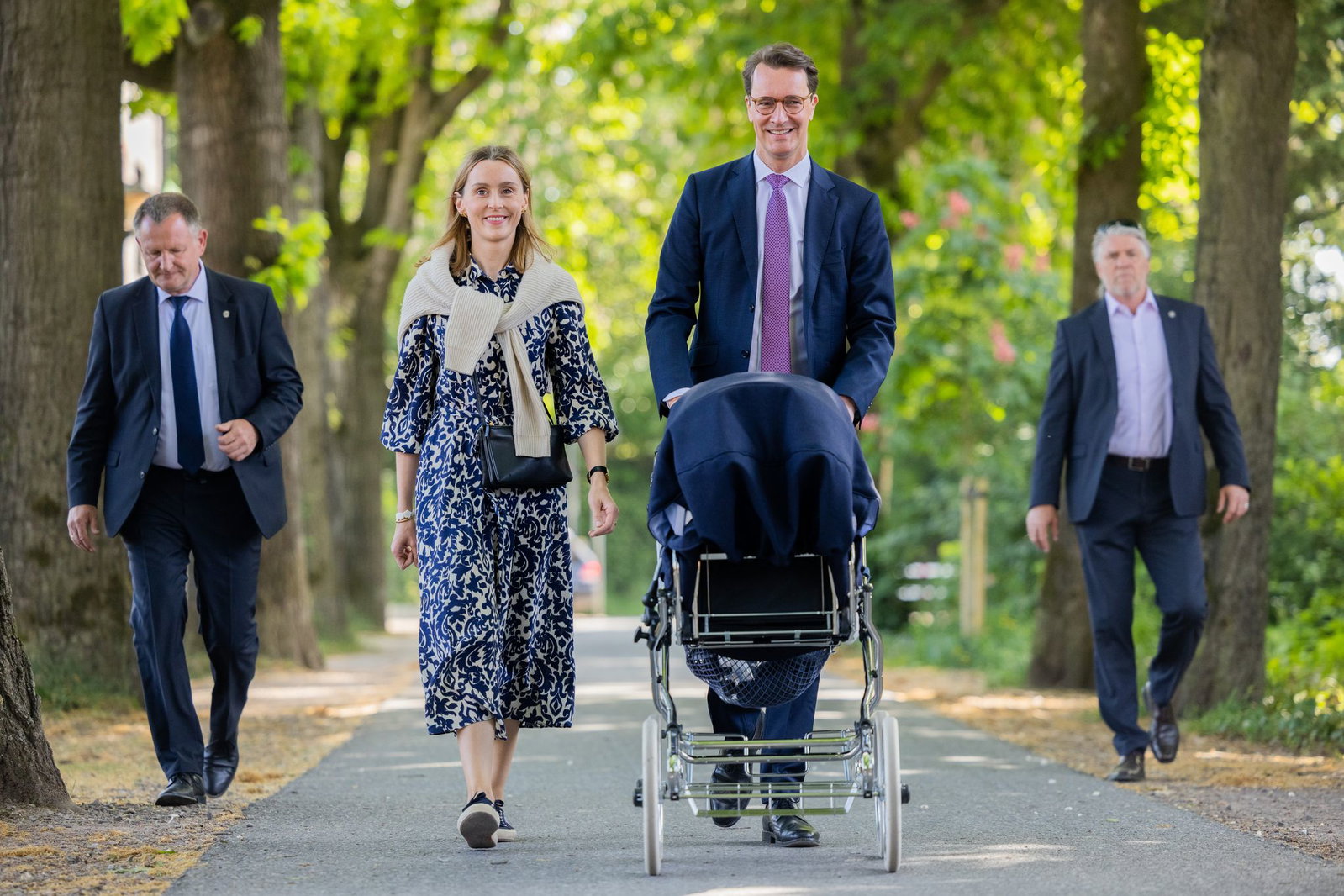 NRW-Ministerpräsident Hendrik Wüst präsentiert sich schon mal mit Frau und Kinderwagen - doch als Kanzler werde ihm das nicht helfen, warnt Harald Schmidt (Archivbild). 