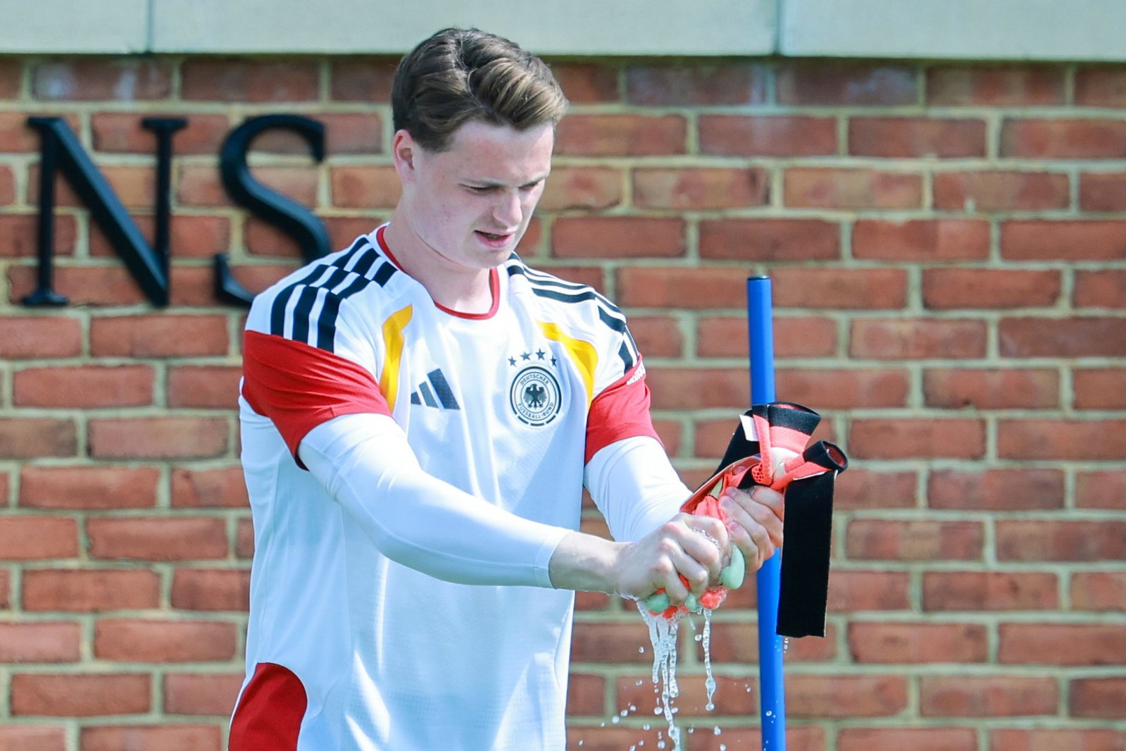 Bei der Weltmeisterschaft in Amerika durfte Jonas Urbig schon mal als Trainingstorwart dabei sein. (Archivbild) 