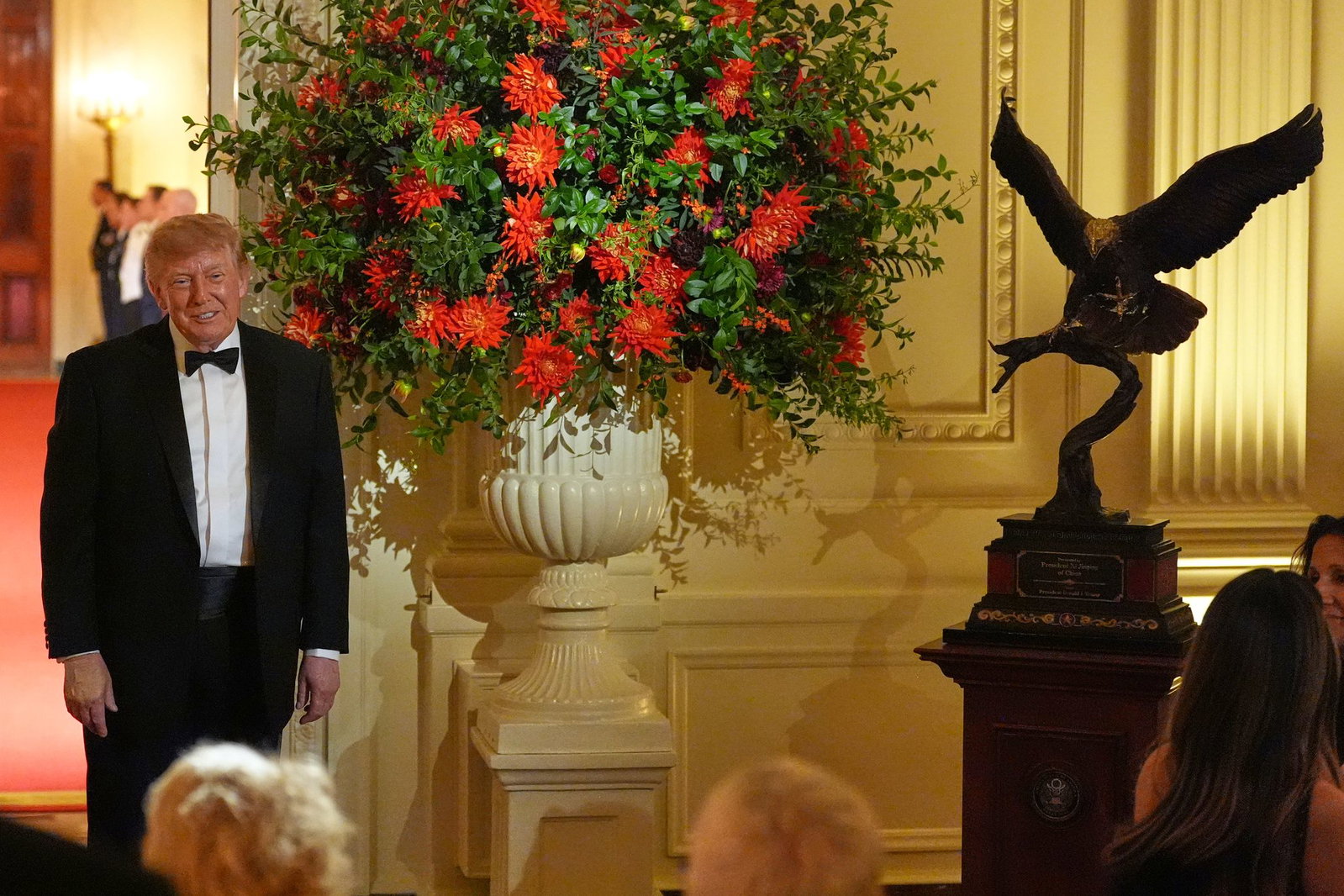 Trump enthüllt eine Adlerskulptur als Geschenk für Xi.