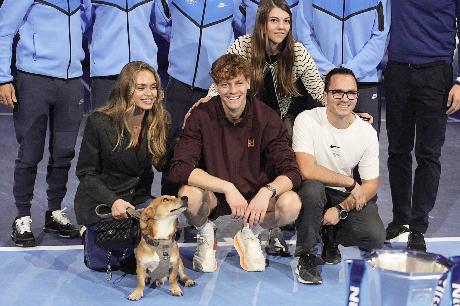 Tennisstar Jannik Sinner (Mitte) und seine Freundin Laila Hasanovic (links) zeigten sich schon im November gemeinsam nach Sinners Sieg gegen Carlos Alcaraz bei den ATP-World Tour Finals. (Archivbild)