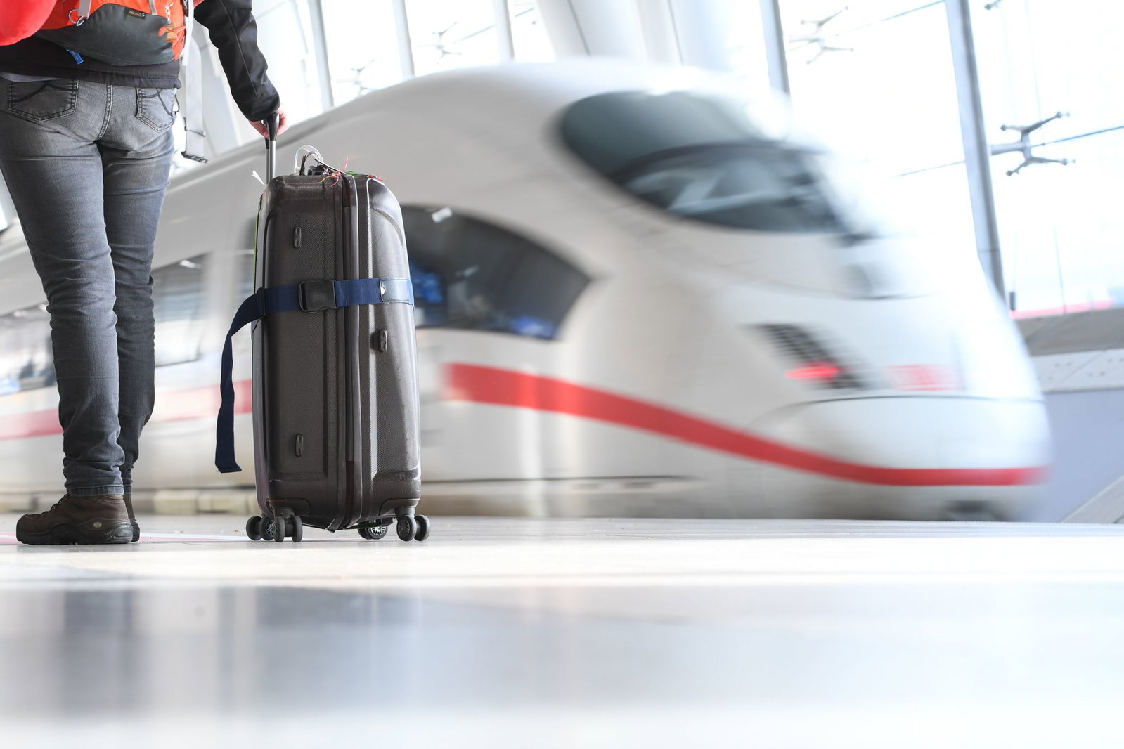 Beim Umstieg auf die Bahn müssen Passagiere der Lufthansa ihr Gepäck künftig wieder selbst transportieren. (Archivbild) 