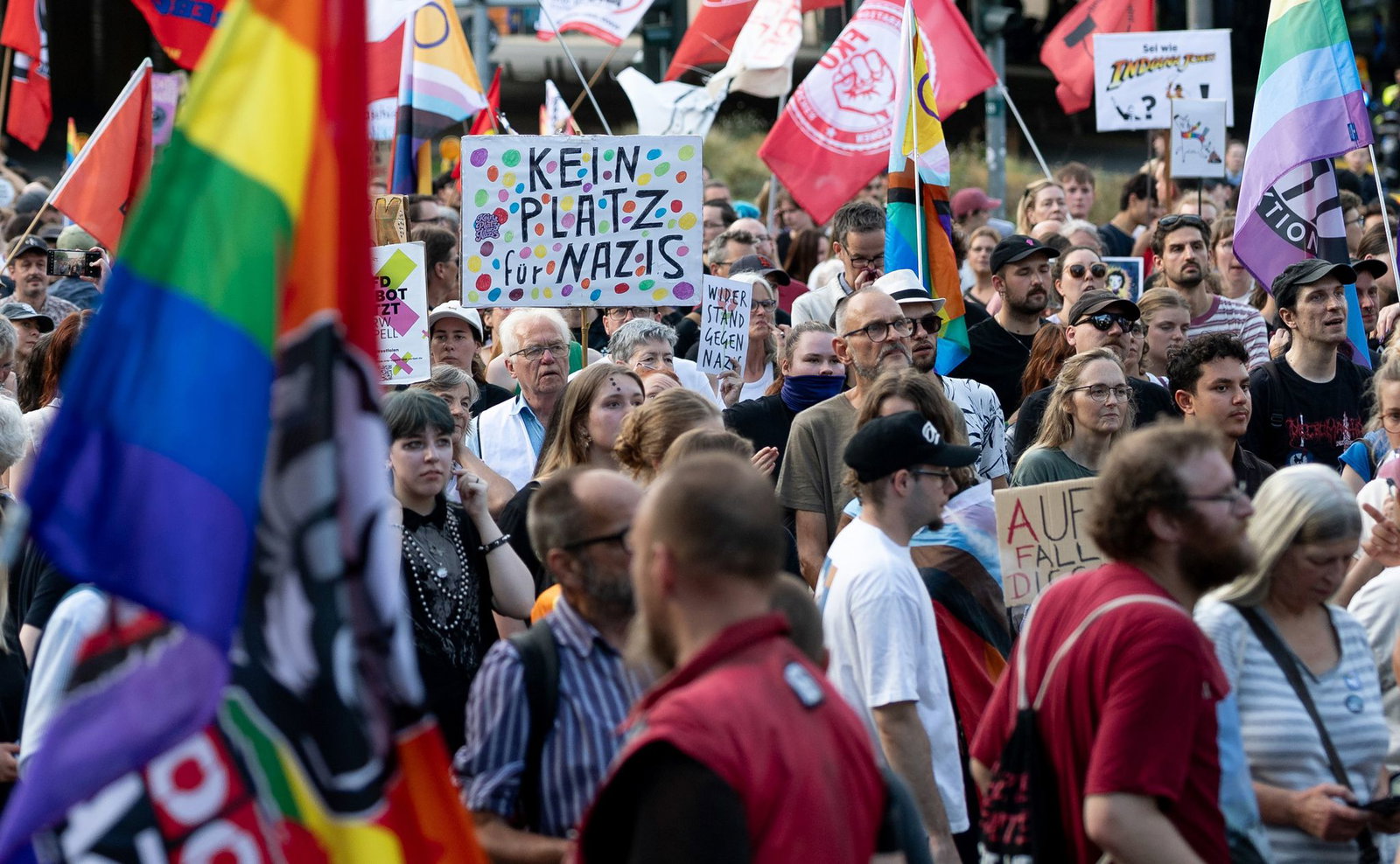 In Essen protestierten mehr als 1.000 Menschen gegen die AfD.