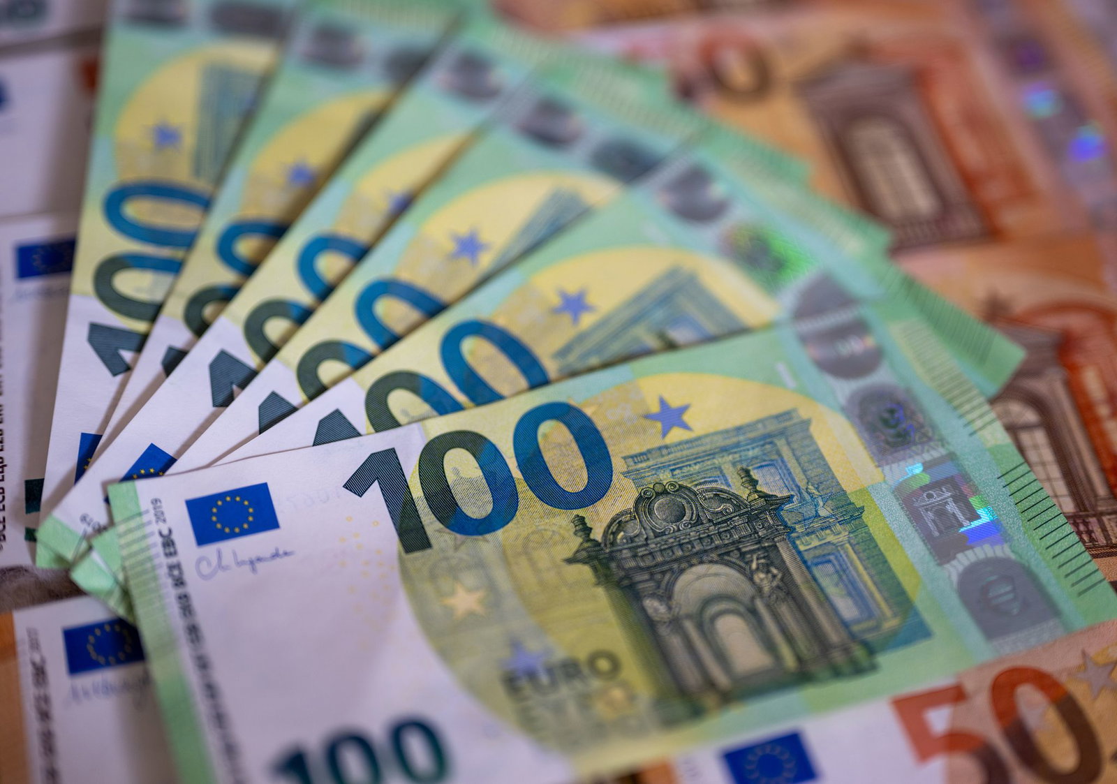 Mehr als eine Million Euro in bar hatte ein Autofahrer in Schwaben im Wagen. (Symbolbild) 
