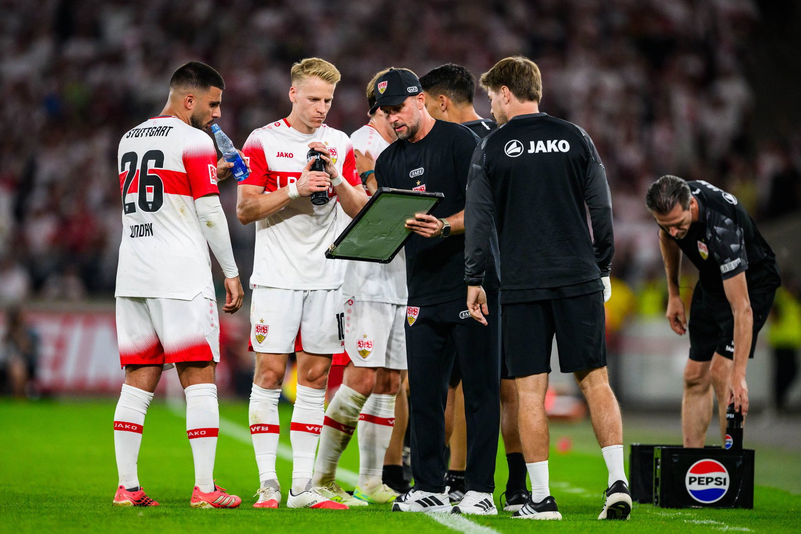 Für Sebastian Hoeneß (M.) und den VfB steht der Champions-League-Start an. (Archivbild)