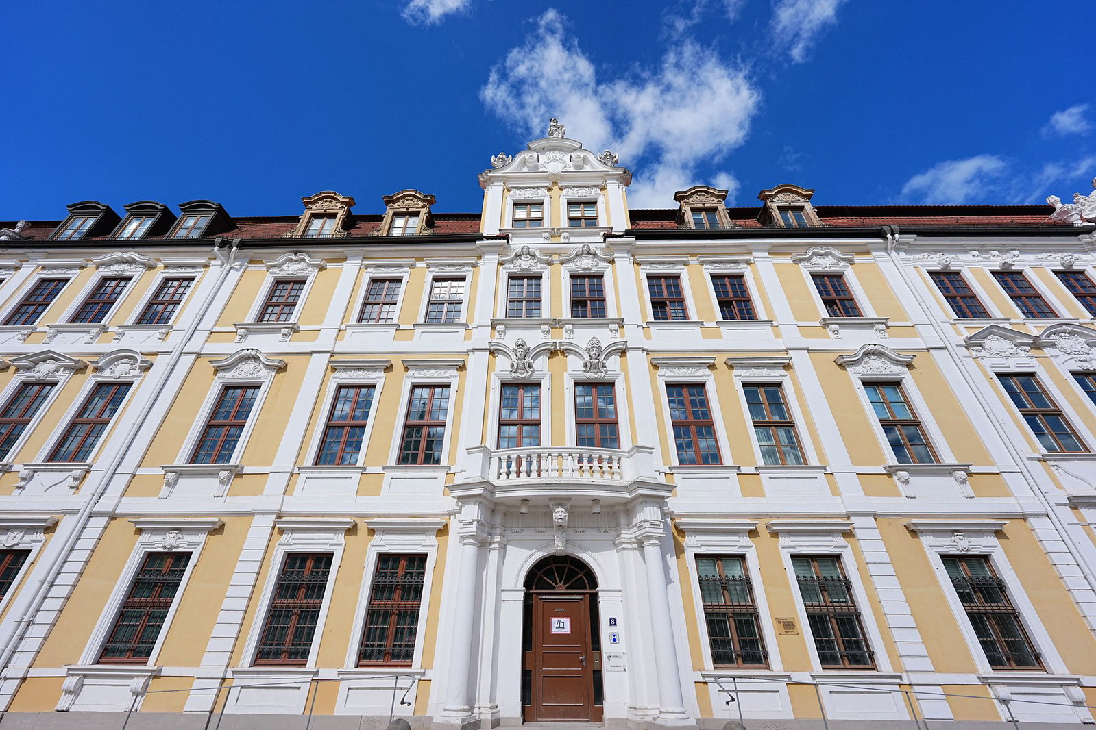 Der Landtag hat regulär 83 Sitze, durch Ausgleichs- und Überhangmandate können es aber mehr sein.