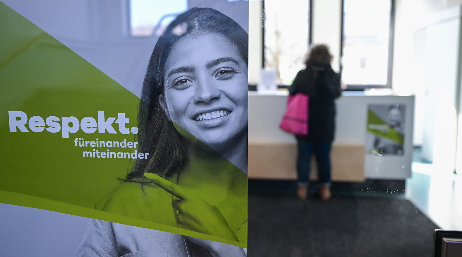 In etlichen Praxen findet man inzwischen Aufkleber oder Plakate, auf denen zu mehr Respekt und Freundlichkeit im Umgang mit dem Personal aufgerufen wird. (Symbolbild) 