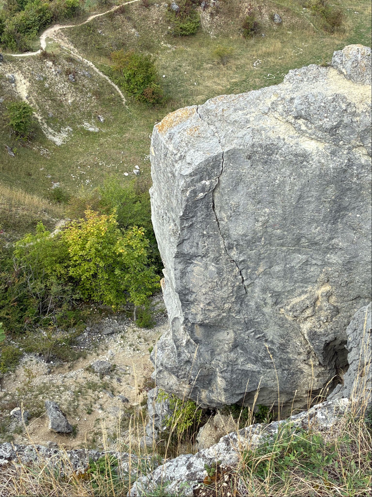 Wegen des drohenden Felssturzes sperrten die Behörden den Bereich rund um die Spielburg. (Handoutbild)