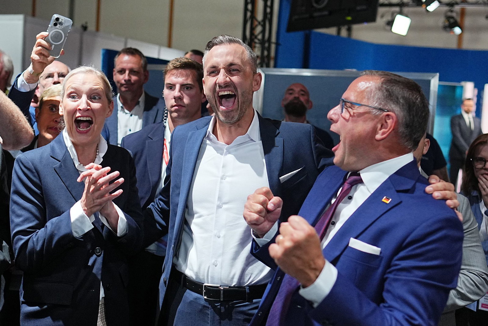 Die AfD-Chefs Alice Weidel (l) und Tino Chrupalla (r) feiern mit Spitzenkandidat Ulrich Siegmund den Erdrutschsieg der AfD in Sachsen-Anhalt. 