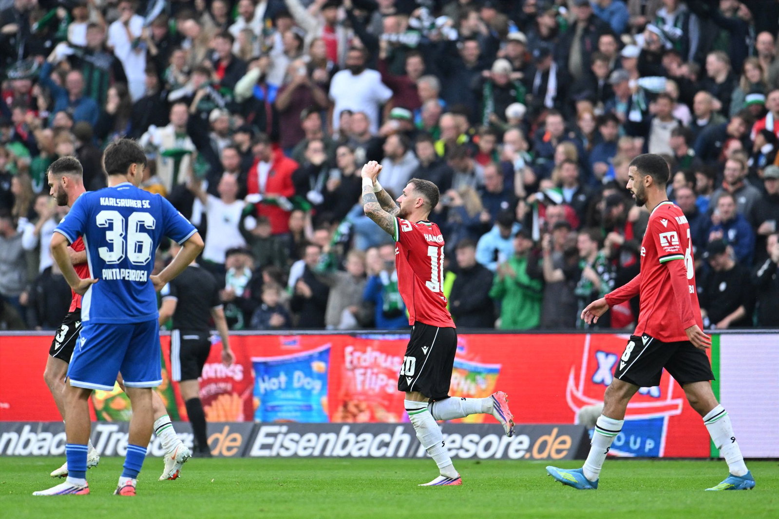 Marcel Hartel von Hannover 96 jubelt über sein Tor gegen den Karlsruher SC. 