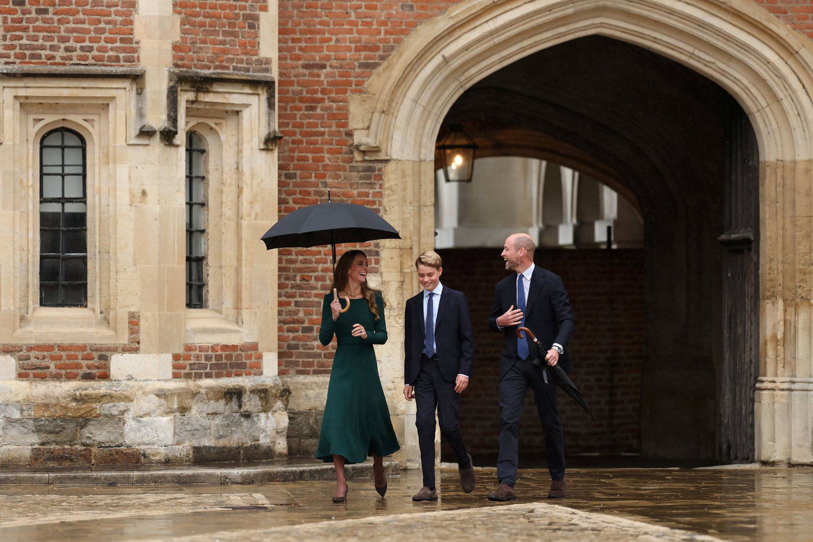 Im Nieselregen stapfte Prinz George durch einen Innenhof des ehrwürdigen Eton-College.