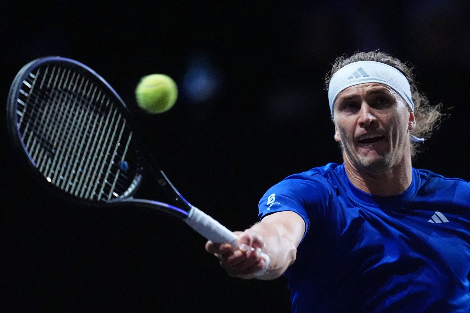 Alexander Zverev schlägt aktuell beim Laver Cup auf.