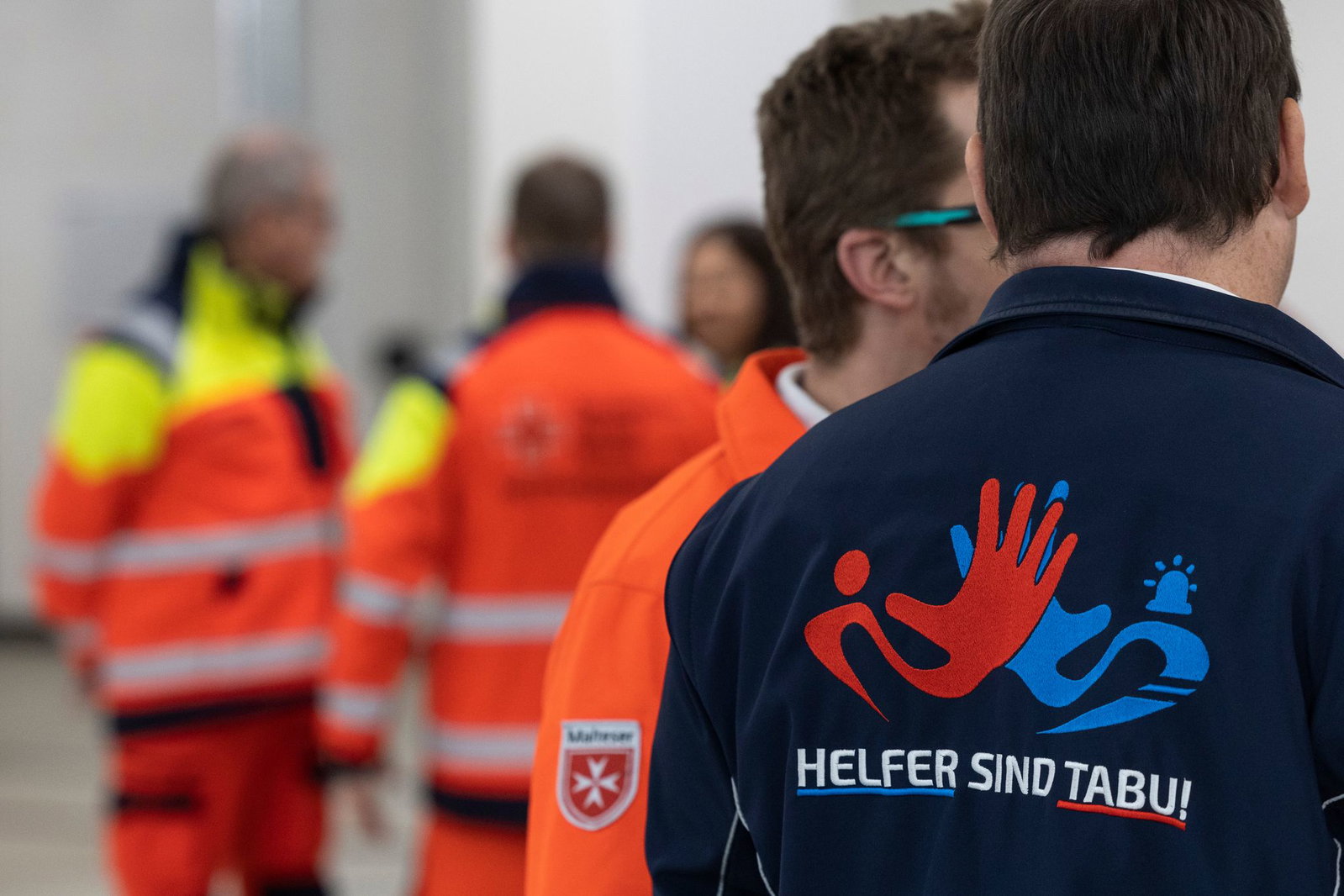 
Auch Notfallsanitäter erlebten Anfeindungen und Übergriffe im Einsatz. (Symbolbild)