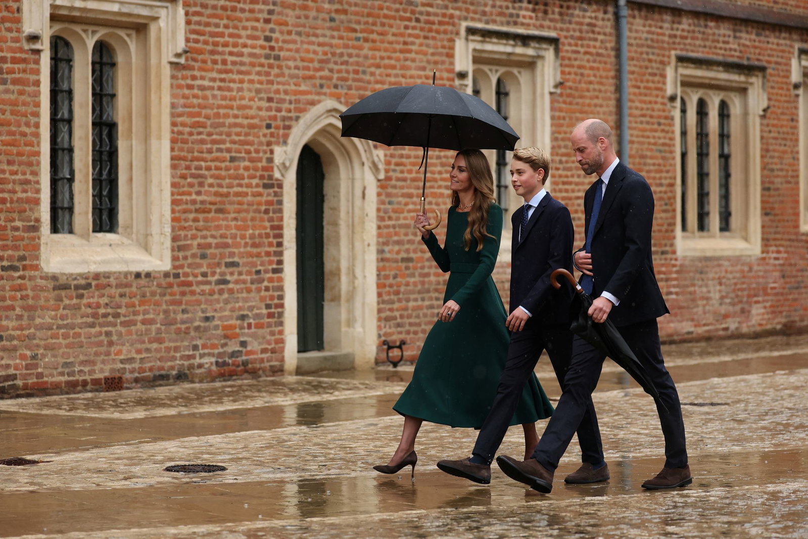 Flankiert wurde der 13-Jährige von seinen Eltern Prinzessin Kate (links) und Prinz William (rechts).