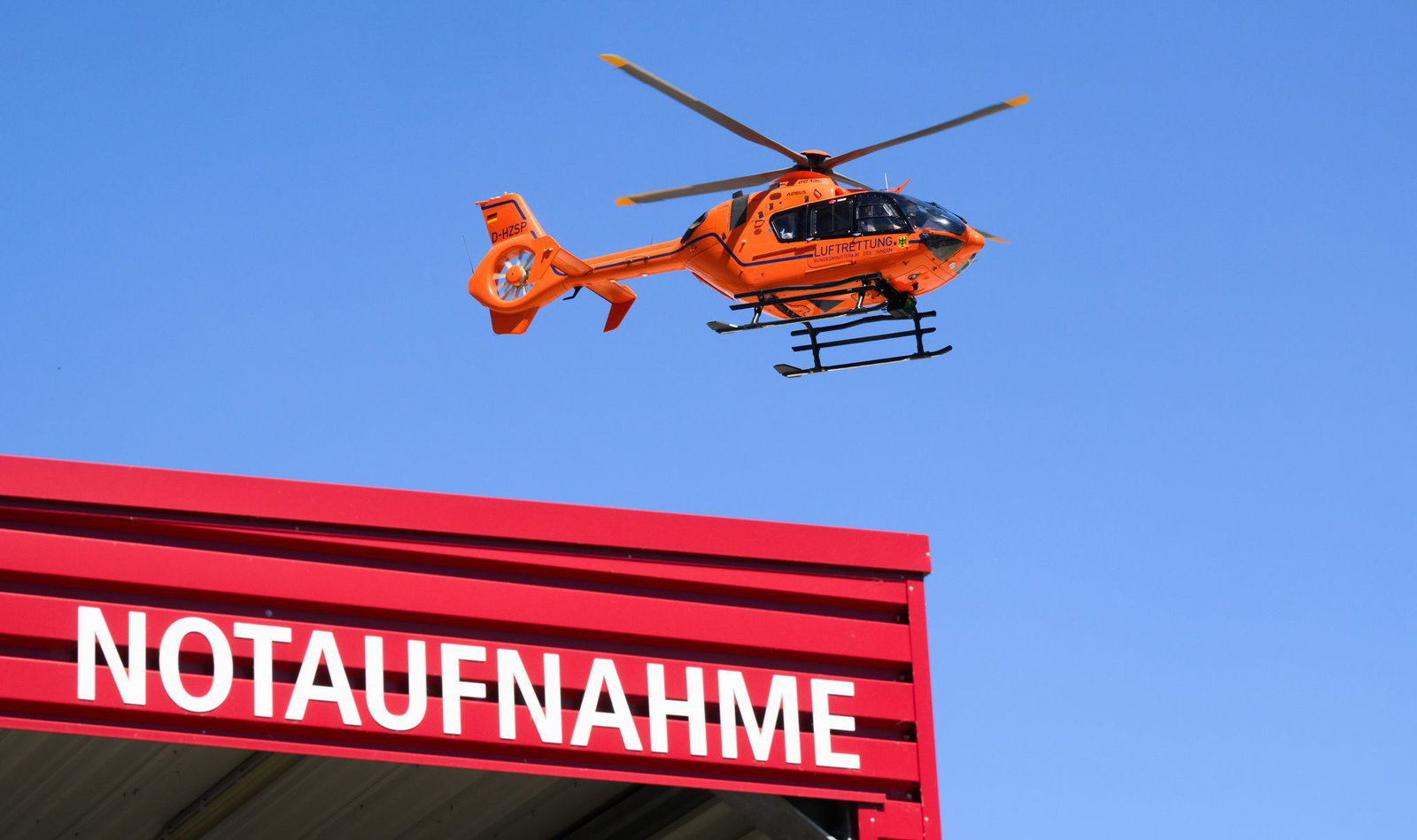 Ein Rettungshubschrauber flog den Mann in eine Klinik. (Symbolbild)
