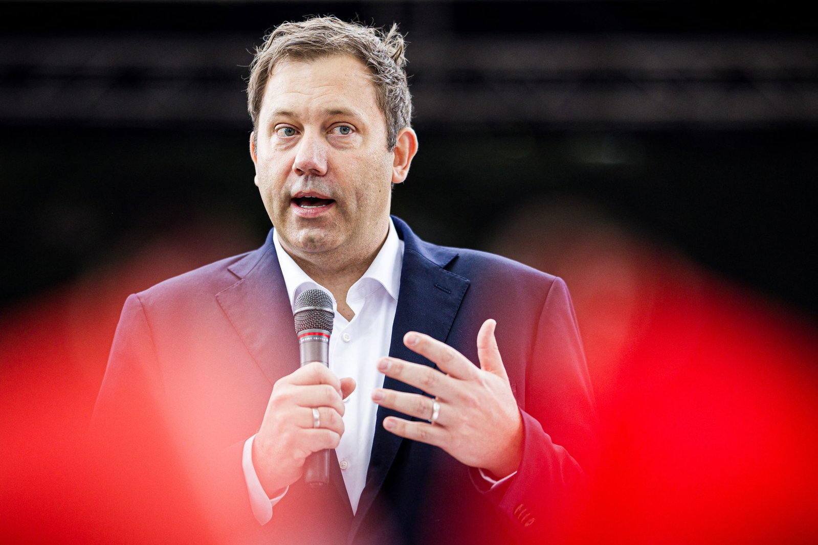 Der SPD-Vorsitzende Lars Klingbeil verwahrt sich scharf gegen Angriffe aus der Union auf seine Co-Parteichefin Bärbel Bas.