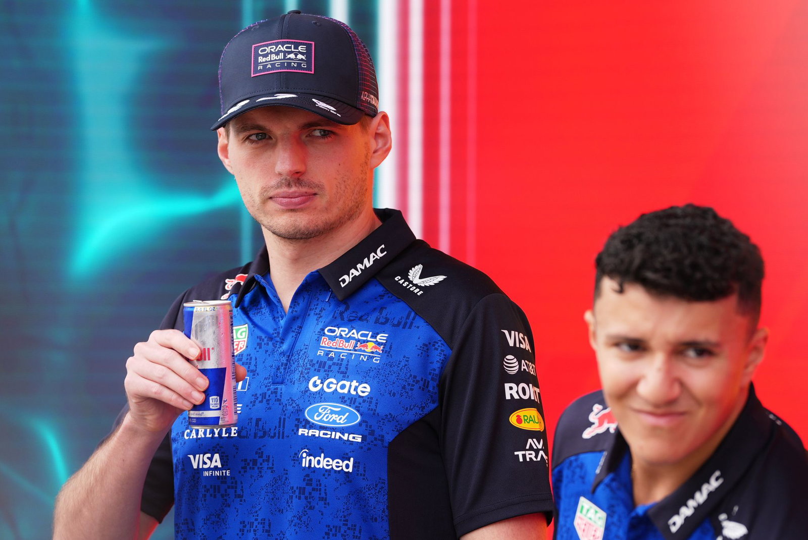 Max Verstappen (l) und Isack Hadjar fahren auch 2027 zusammen. (Archivbild)