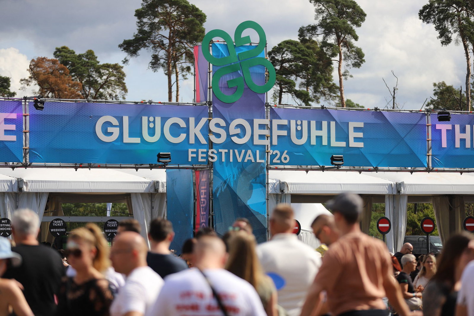 Auch am zweiten Festivaltags sorgte der Streit um Alphaville abseits der guten Stimmung auf dem Ring und der ausverkauften Tickets für Debatten.