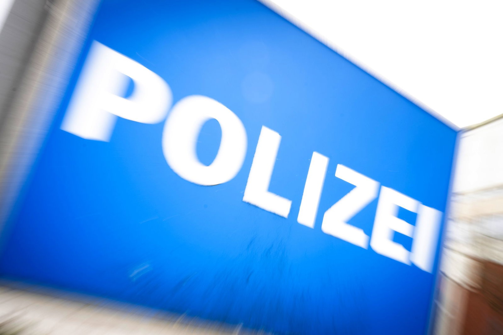 Vom Revier geht es für die Frau direkt ins Gefängnis. (Symbolbild). 