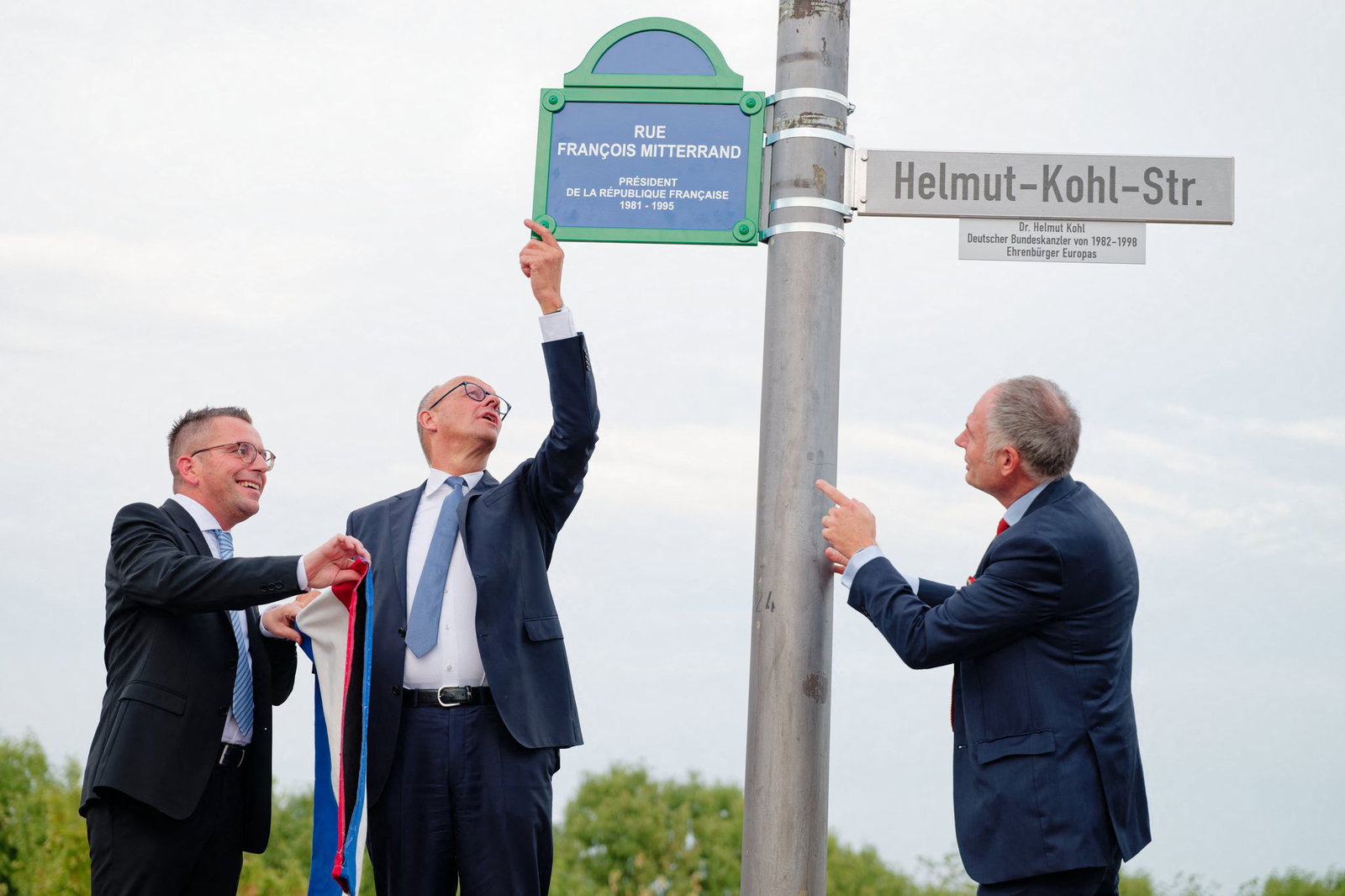 Im Saarland erinnern künftig zwei Straßen an den früheren Bundeskanzler Helmut Kohl (1930-2017) und den ehemaligen französischen Staatspräsidenten François Mitterrand (1916-1996).