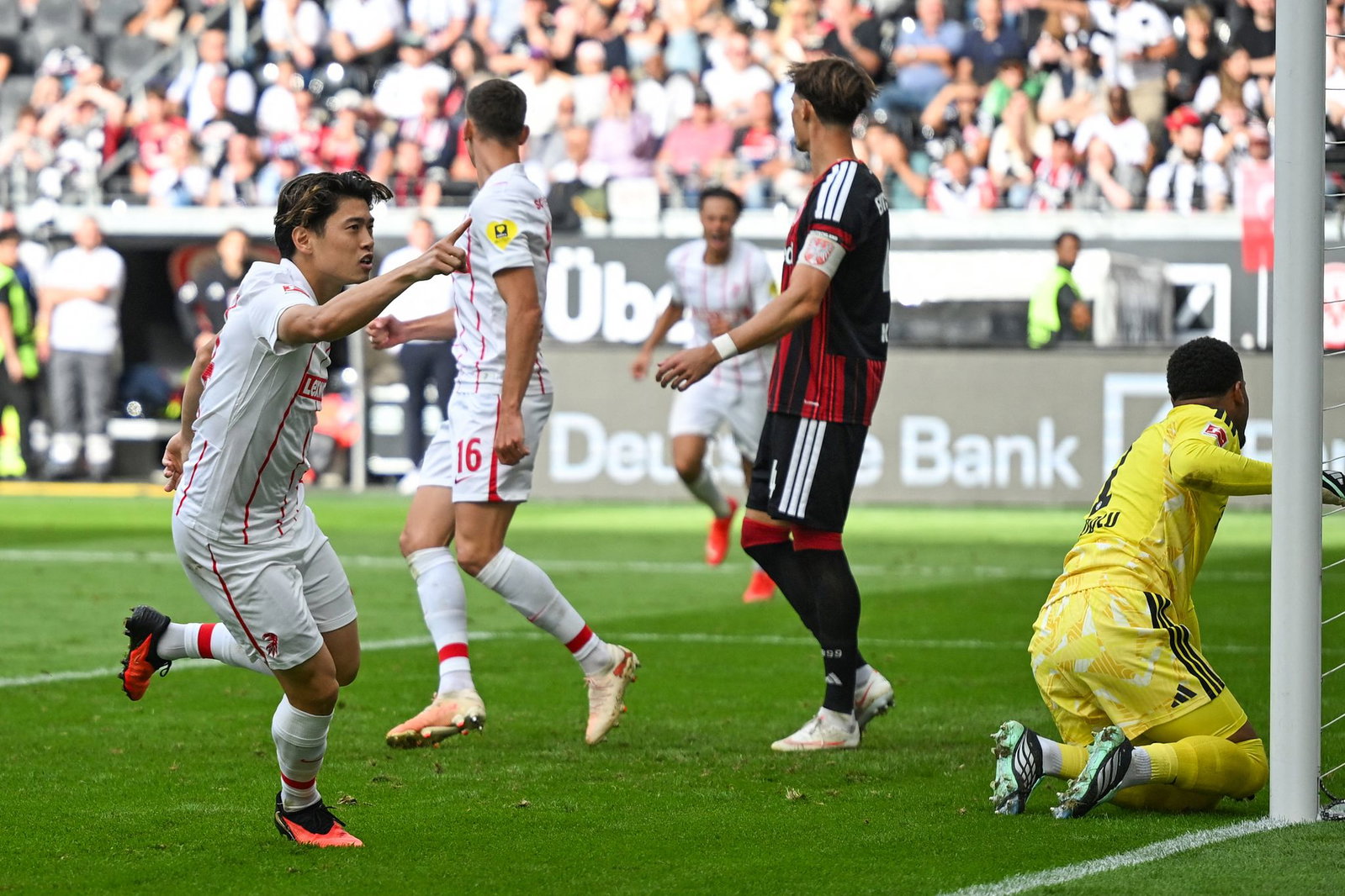 Machtlos beim 2:2 durch Suzuki: Noah Atubolu im Eintracht-Tor.