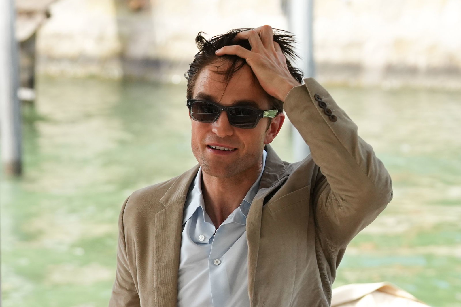 Den Lido erreichen die Stars per Boot, so auch Robert Pattinson.