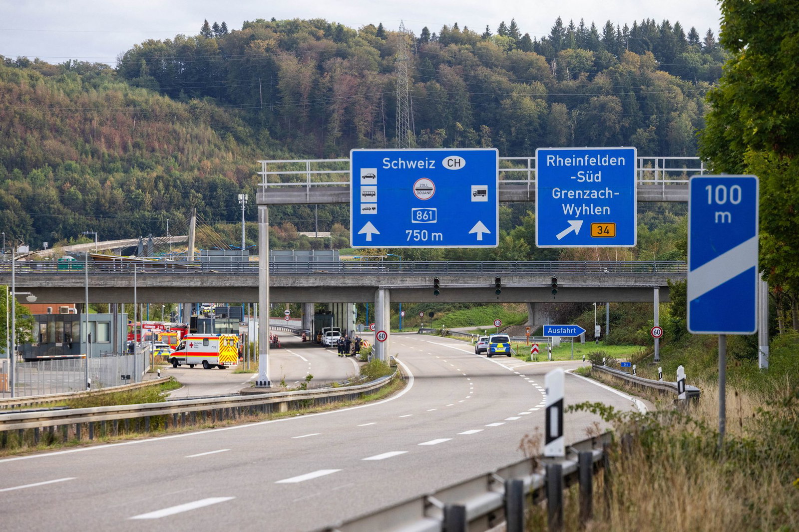 Die Polizei sperrte die Autobahn an der Grenze zur Schweiz. 