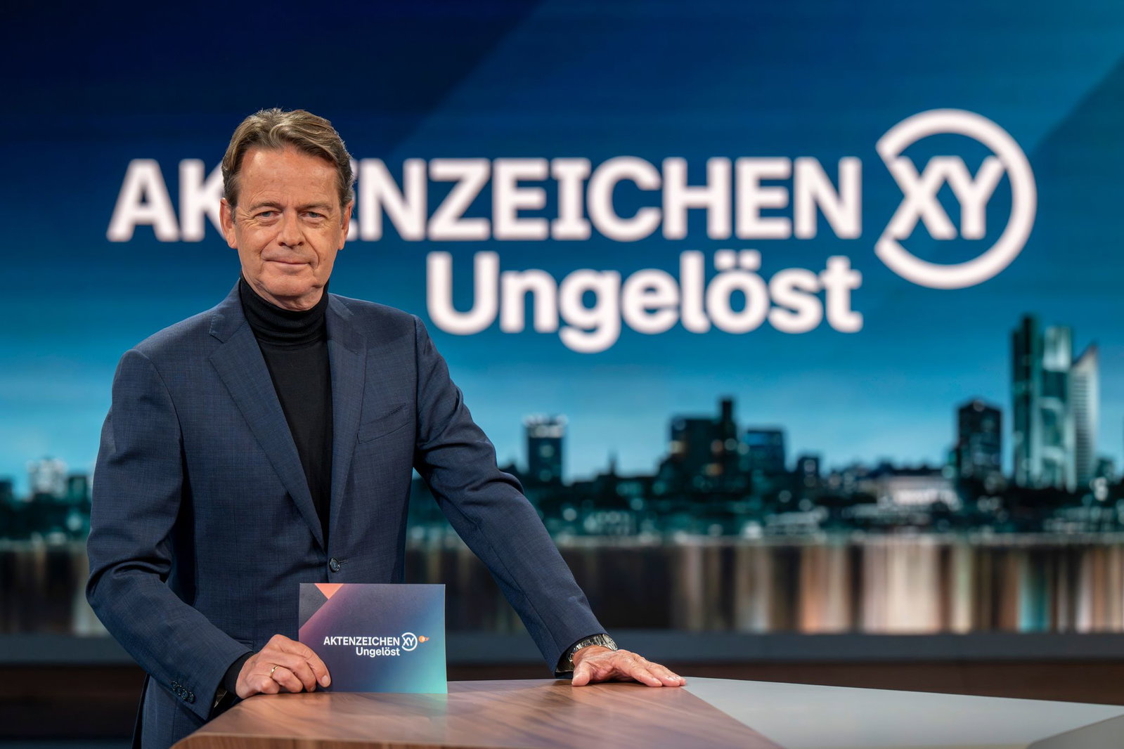 Mit Hilfe der Fernsehsendung «Aktenzeichen XY... Ungelöst» suchen die Ermittler nach Zeugen für einen Brückensturz in Karlsruhe. (Archivbild)