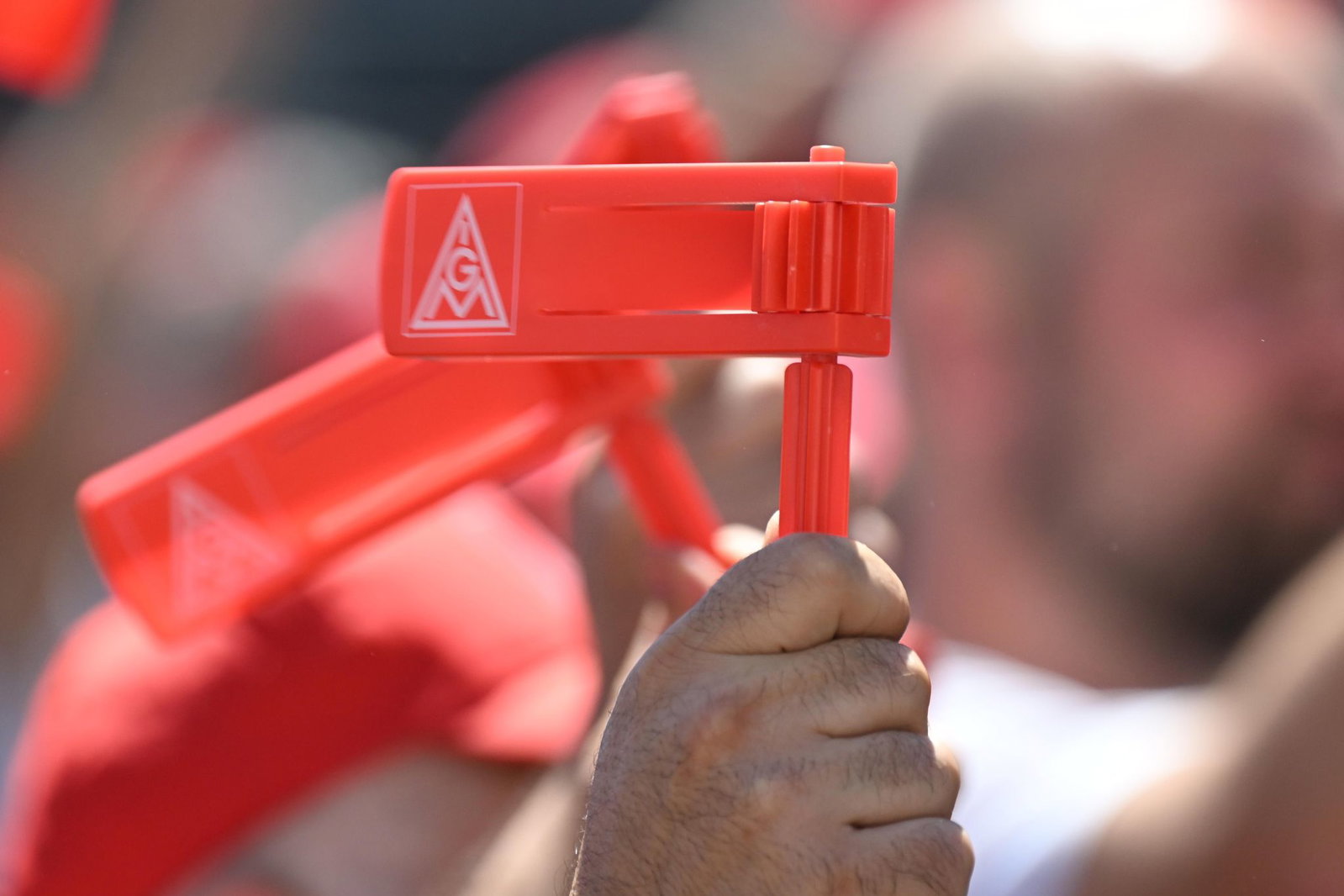 Unter dem Titel «Zukunft statt Kahlschlag - Zusammenhalt ist unsere stärkste Marke» trommelt die IG Metall bundesweit zu Protestaktionen. (Symbolbild)