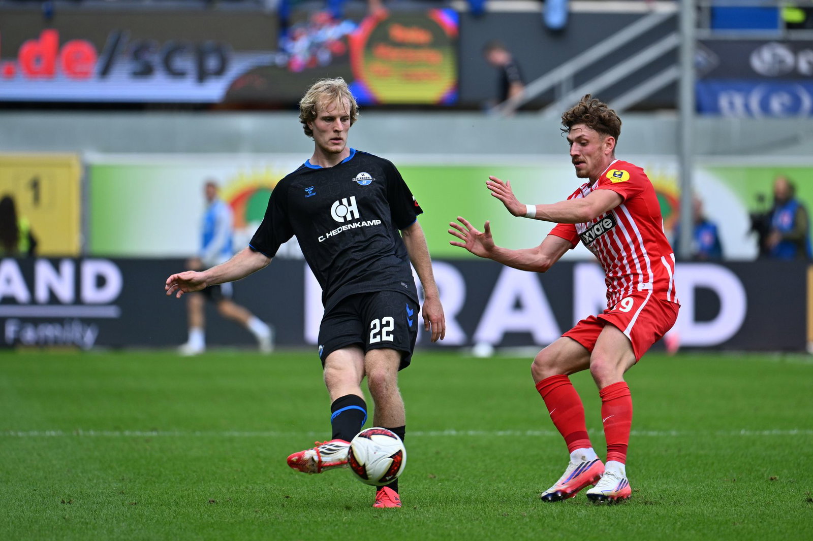 Philipp Treu (r.) und der SC Freiburg stehen in der Bundesliga aktuell ganz oben. (Archivbild)