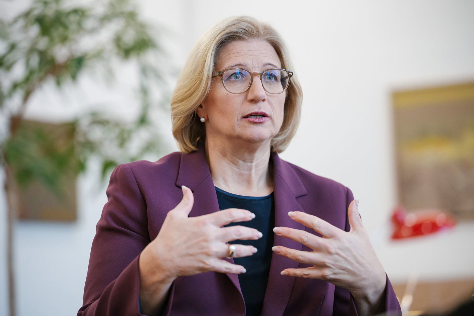 Rehlinger bringt eine Deckelung des pflegebedingten Eigenanteils für Pflegebedürftige von 1.500 Euro ins Spiel. (Archivbild) 