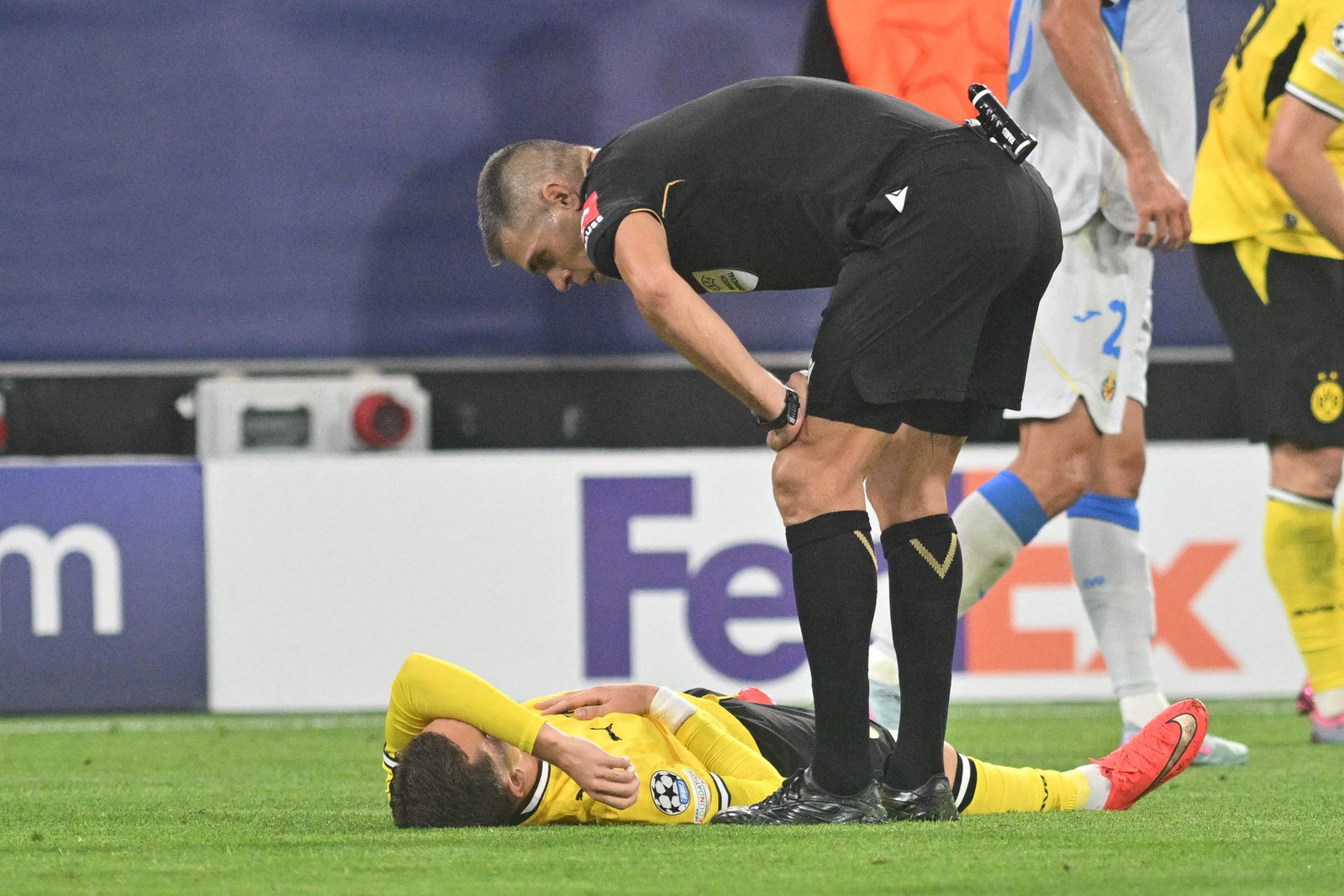 Konstantinos Karetsas (l) musste gegen Villarreal früh ausgewechselt werden.