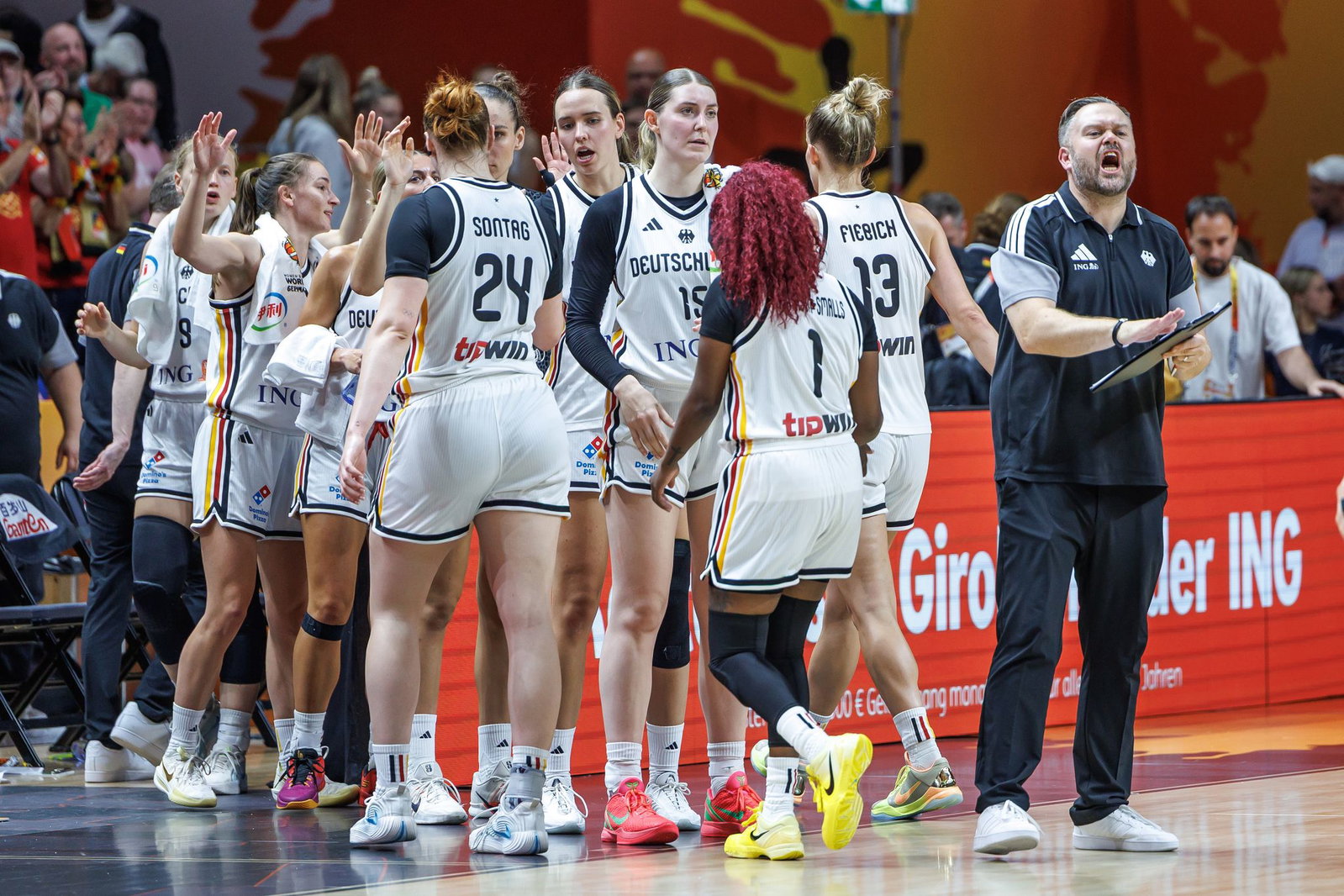 Deutschlands Basketballerinnen feiern den Einzug in die K.o.-Runde.