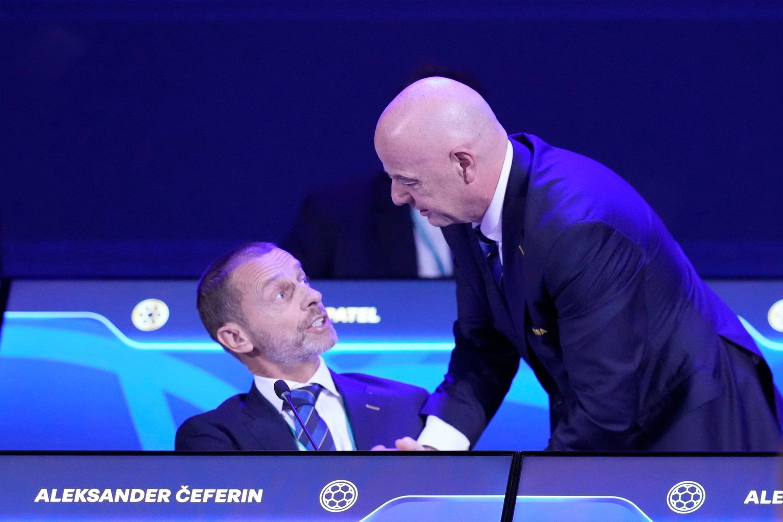 UEFA-Boss Aleksander Ceferin (l) und FIFA-Boss Gianni Infantino sind die Rivalen im Machtkampf der Fußball-Funktionäre. (Archivbild) 