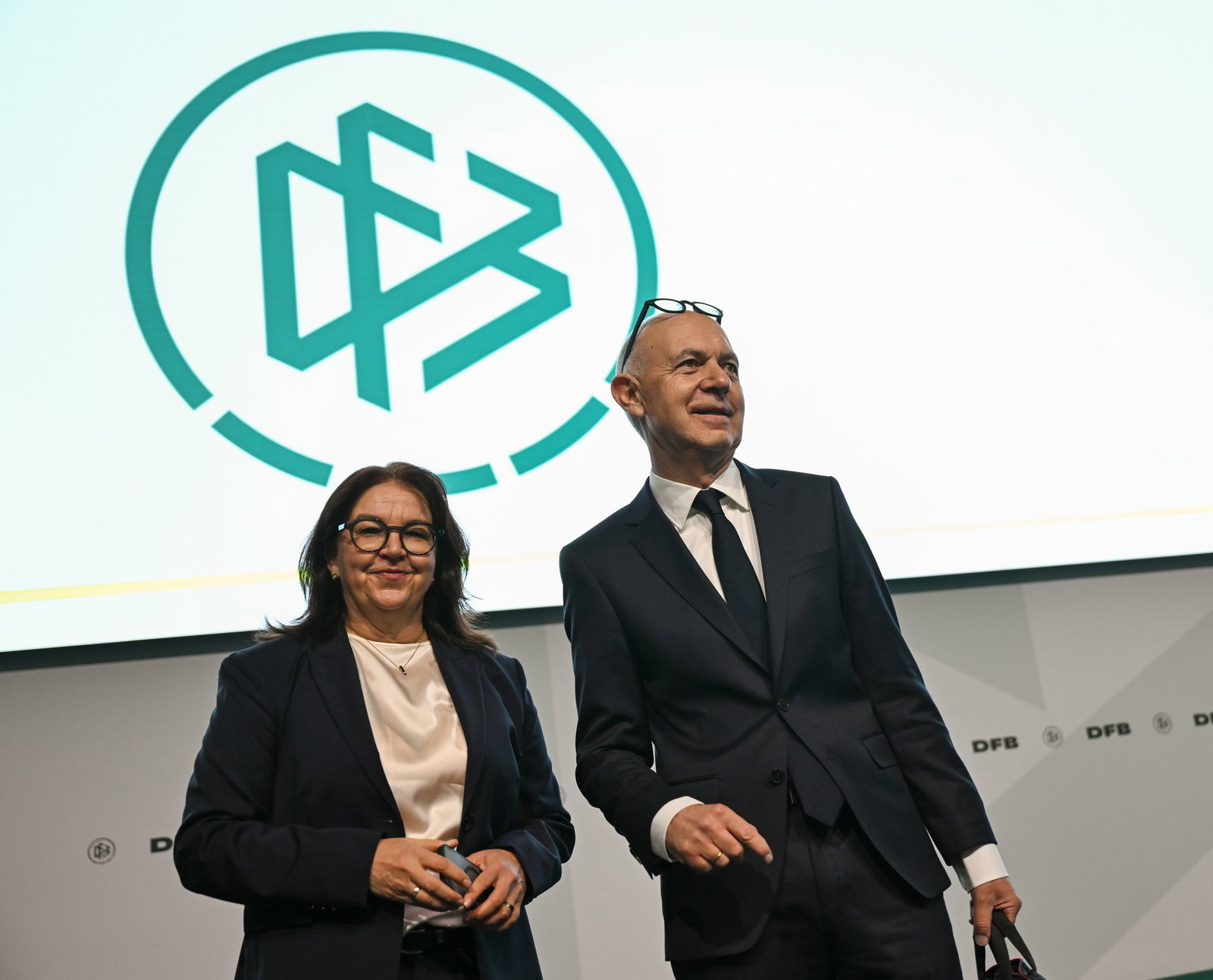 DFB-Boss Bernd Neuendorf und Vize Heike Ullrich: Die Frauen-Bundesliga geht eigene Wege. (Archivbild)